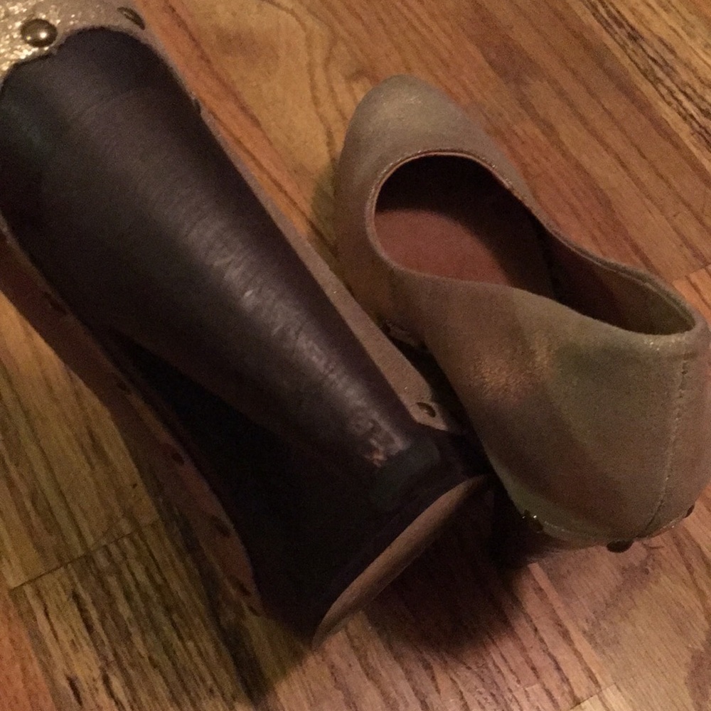 💥SALE💥 Pinup chic metallic gold heels - Picture 7 of 7
